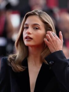 Lisa-Marie Koroll Instagram - Thank you for having me at this year’s premiere of Guillermo del Toro’s “Frankstein” @armanibeauty!
Thank you for that special time ✨

#armanimakeup #armanifragrance