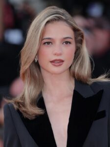 Lisa-Marie Koroll Instagram - Thank you for having me at this year’s premiere of Guillermo del Toro’s “Frankstein” @armanibeauty!
Thank you for that special time ✨

#armanimakeup #armanifragrance