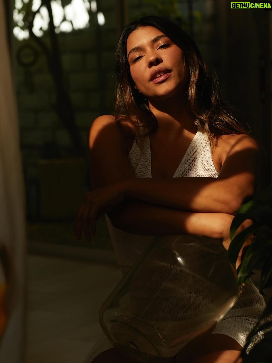 Lisseth Chavez - 72K Likes - Caught the sunlight 🌅By: @studiojouett thank you Adam 🌻