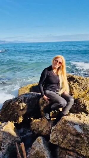 Loana Petrucciani Instagram - Au bord de la mer 🌊💖💖Je vous embrasse ❤️ 💋💋 💞 😀 💋 ❤️ #pictureoftheday #portrait #loana #beauty #celebrity #frenchgirl #miroir #naturalmakeup #loveyou #influenceuse #romantic #women #selfie #love #heart #sweet #friends #blondebombshell #momylovesyousomuch❤️ # lovemyloulous #lovelyday❤️