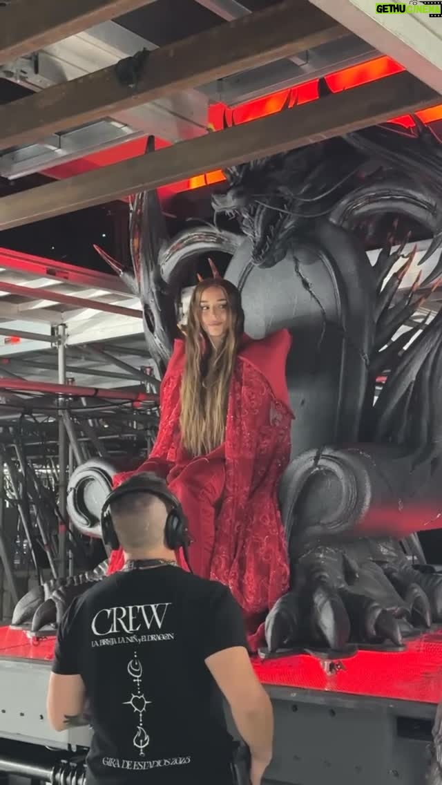 Lola Índigo - 113.2K Likes - Los artistas damos nuestra vida entera por un instante. En este caso un año y medio de trabajo diario por 3 shows de unas horas, minutos que anoche me pasaron demasiado rapido.
El amor que tengo por esta familia es tan grande que ya echo de menos verlos en ensayos, reuniones, volvernos locos con las ideas, amarnos, enfadarnos, llorar y reir juntos. Que bonito y que grande lo que hemos creado, me habeis dado la vida,
me habeis creido, me habeis seguido a veces a ciegas, a veces en la oscuridad, me habeis sostenido y sobre todo me habeis querido mucho y la deuda de amor que tengo con vosotros es infinita. El cielo era el limite y nosotros hemos volado a 27m de altura, hemos sido tan felices que desearía que este viaje durara para siempre. Os quiero, Mimi.