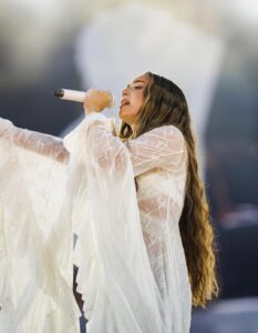 Lola Índigo Instagram - que la vida os devuelva x1000 todo el amor que me disteis anoche ✨ es lo mas increible que he sentido nunca y no lo olvidaré jamas ❤️ gracias infinitas nos vemos en Sevilla
@nabscab @rodrigo_ji