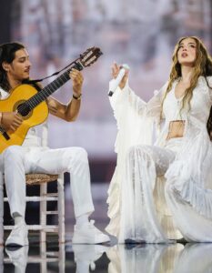 Lola Índigo Instagram - que la vida os devuelva x1000 todo el amor que me disteis anoche ✨ es lo mas increible que he sentido nunca y no lo olvidaré jamas ❤️ gracias infinitas nos vemos en Sevilla
@nabscab @rodrigo_ji