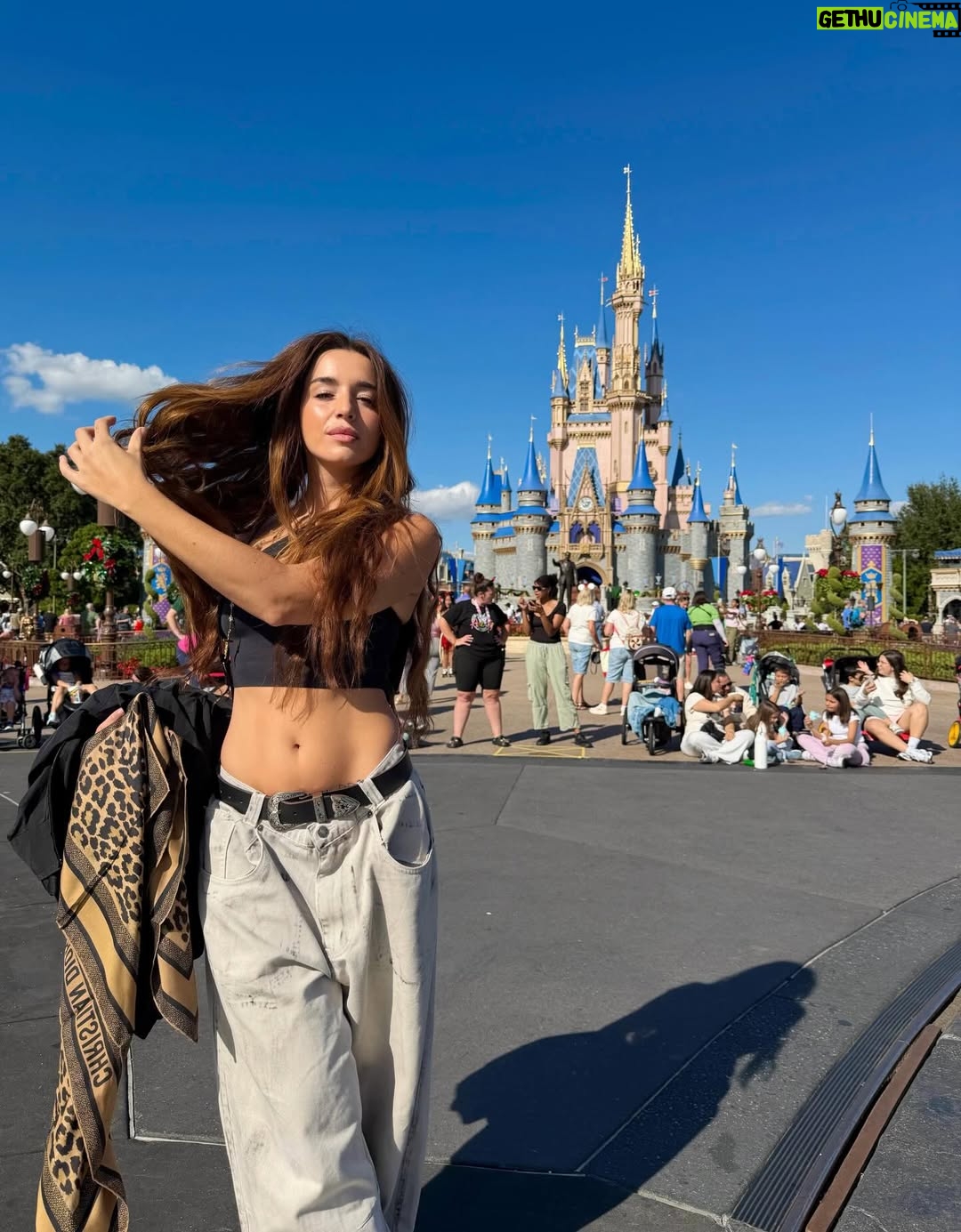 Lola Índigo - 156.8K Likes - hola 👋🏼 💐🌜🌛🌺🤏🏼❤️‍🩹