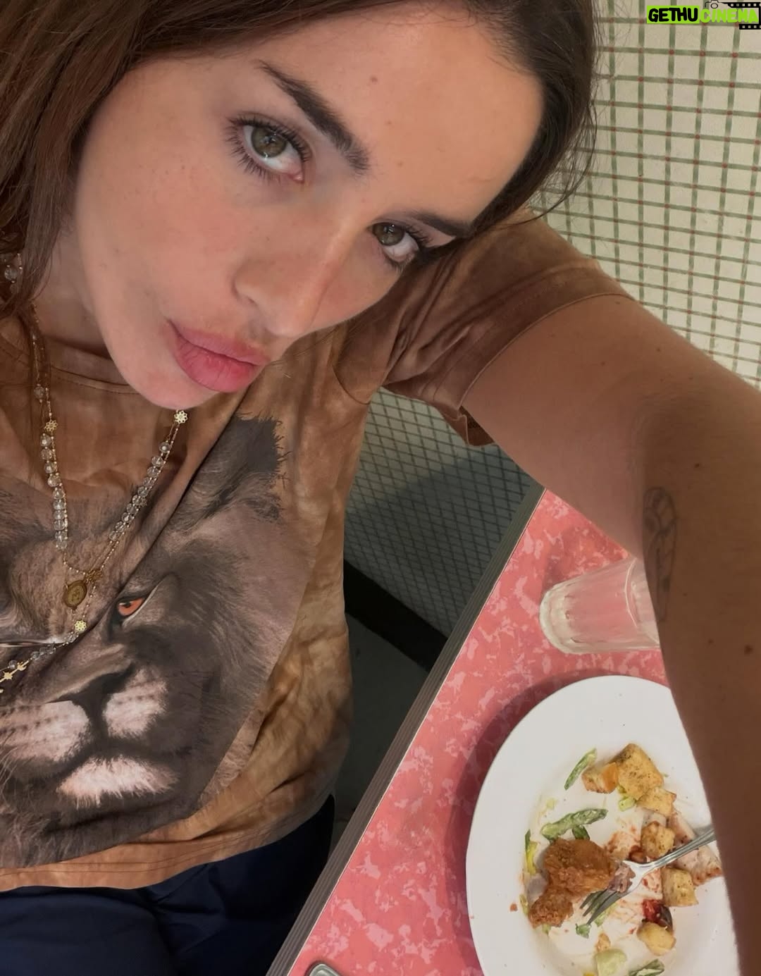 Lola Índigo - 156.8K Likes - hola 👋🏼 💐🌜🌛🌺🤏🏼❤️‍🩹