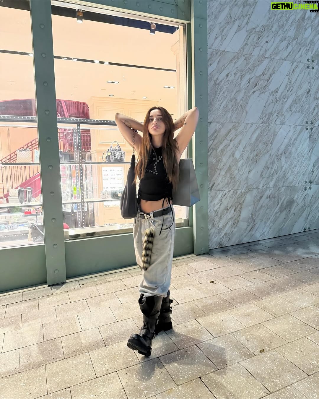 Lola Índigo - 152.7K Likes - la vida contemplativa 🪔🪽✨