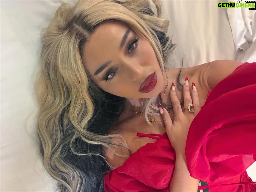 Lola Índigo - 74.5K Likes - bloody ♱ mary