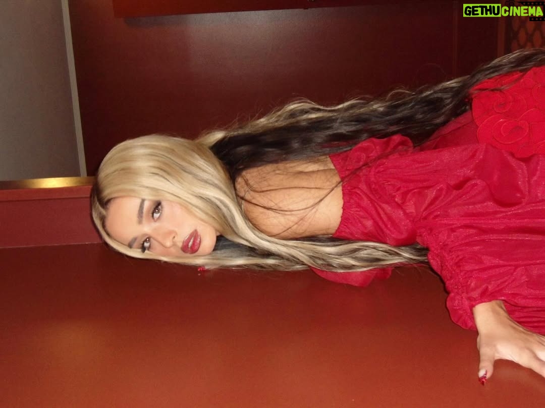 Lola Índigo - 74.5K Likes - bloody ♱ mary
