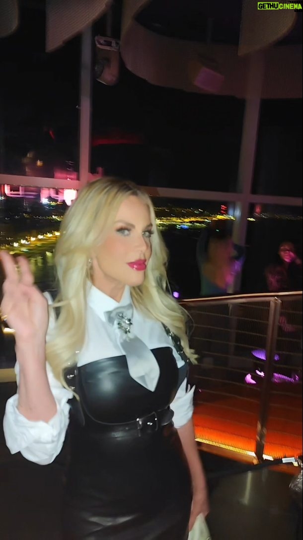 Lorena Herrera - 3.8K Likes - Anoche, bailando un poco 😀
 Les mando mil besos y que éste sea un Gran Día!! #barcelona #spain🇪🇸 #felizdomingo