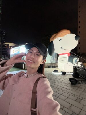 Lorene Ren Instagram - 來信義區追星 🐶❤️
有好多可愛的史努比🥰

這裡到處都有整排樹燈
邊散步邊感受浪漫的氛圍😍
等到乾冰泡泡一出來氣氛直接升級
還以為自己在拍 MV🤣

心情瞬間滿格充電✨
今天的追星任務完美收工🎉