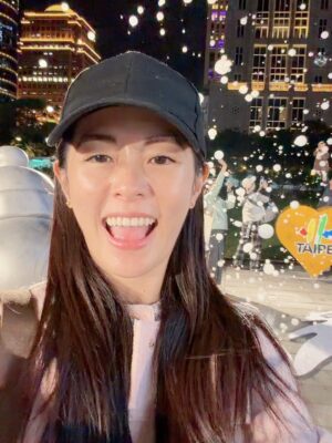 Lorene Ren Instagram - 來信義區追星 🐶❤️
有好多可愛的史努比🥰
這裡到處都有整排樹燈
邊散步邊感受浪漫的氛圍😍
等到乾冰泡泡一出來氣氛直接升級
還以為自己在拍 MV🤣
心情瞬間滿格充電✨
今天的追星任務完美收工🎉
