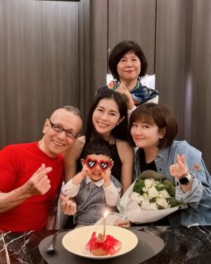 Lorene Ren Instagram - 🎂
願我平安、健康、幸福、快樂，
持續把每一天都活成喜歡的模樣🥰

願我堅強，也願我善良
願每一步都踏在心之所向❤️

迎接新的一歲，做自己的光，亮麗前行吧✨