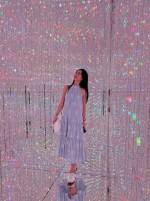 Lorene Ren Instagram - 走進澳門的 TeamLab，好像闖進一場迷幻的夢境😍
光在流動、花在盛開，腳步也不自覺地慢了下來。
在光海裡旋轉、在繽紛的舞池裡跳舞💃🏻
在大球之間穿梭，在蘭花雨下靜靜坐著🌼

TeamLab 好美，
但更美的是——
在這迷幻的場景裡，
重新感覺到心裡那輕輕的、暖暖的悸動💗