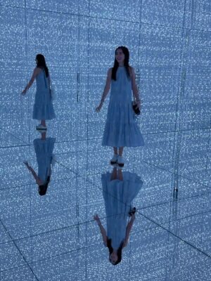 Lorene Ren Instagram - 走進澳門的 TeamLab,好像闖進一場迷幻的夢境😍
光在流動、花在盛開,腳步也不自覺地慢了下來。
在光海裡旋轉、在繽紛的舞池裡跳舞💃🏻
在大球之間穿梭,在蘭花雨下靜靜坐著🌼
TeamLab 好美,
但更美的是——
在這迷幻的場景裡,
重新感覺到心裡那輕輕的、暖暖的悸動💗