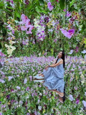 Lorene Ren Instagram - 走進澳門的 TeamLab，好像闖進一場迷幻的夢境😍
光在流動、花在盛開，腳步也不自覺地慢了下來。
在光海裡旋轉、在繽紛的舞池裡跳舞💃🏻
在大球之間穿梭，在蘭花雨下靜靜坐著🌼

TeamLab 好美，
但更美的是——
在這迷幻的場景裡，
重新感覺到心裡那輕輕的、暖暖的悸動💗
