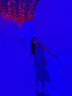 Lorene Ren Instagram - 走進澳門的 TeamLab，好像闖進一場迷幻的夢境😍
光在流動、花在盛開，腳步也不自覺地慢了下來。
在光海裡旋轉、在繽紛的舞池裡跳舞💃🏻
在大球之間穿梭，在蘭花雨下靜靜坐著🌼

TeamLab 好美，
但更美的是——
在這迷幻的場景裡，
重新感覺到心裡那輕輕的、暖暖的悸動💗