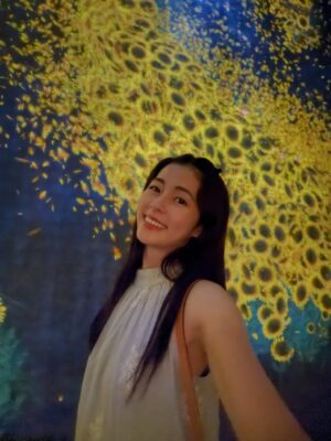 Lorene Ren Instagram - 走進澳門的 TeamLab，好像闖進一場迷幻的夢境😍
光在流動、花在盛開，腳步也不自覺地慢了下來。
在光海裡旋轉、在繽紛的舞池裡跳舞💃🏻
在大球之間穿梭，在蘭花雨下靜靜坐著🌼

TeamLab 好美，
但更美的是——
在這迷幻的場景裡，
重新感覺到心裡那輕輕的、暖暖的悸動💗