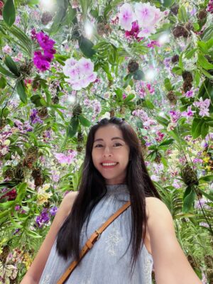 Lorene Ren Instagram - 走進澳門的 TeamLab，好像闖進一場迷幻的夢境😍
光在流動、花在盛開，腳步也不自覺地慢了下來。
在光海裡旋轉、在繽紛的舞池裡跳舞💃🏻
在大球之間穿梭，在蘭花雨下靜靜坐著🌼

TeamLab 好美，
但更美的是——
在這迷幻的場景裡，
重新感覺到心裡那輕輕的、暖暖的悸動💗