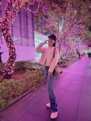 Lorene Ren Instagram - 來信義區追星 🐶❤️
有好多可愛的史努比🥰

這裡到處都有整排樹燈
邊散步邊感受浪漫的氛圍😍
等到乾冰泡泡一出來氣氛直接升級
還以為自己在拍 MV🤣

心情瞬間滿格充電✨
今天的追星任務完美收工🎉