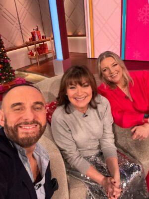Lorraine Kelly Instagram - A busy but beautiful morning on @lorraine today 🥰. I was on with the lovely @claerb talking fashion after weight loss, but I also had a very cute sidekick that stole all the limelight 😂 . That’s right @lorrainekellysmith and @rosiekellysmith brought in baby Billie.. honestly she’s getting cuter by the day 🫶🏻. Hope you’re all having a good day as well and sending lots of love ❤️ xxx