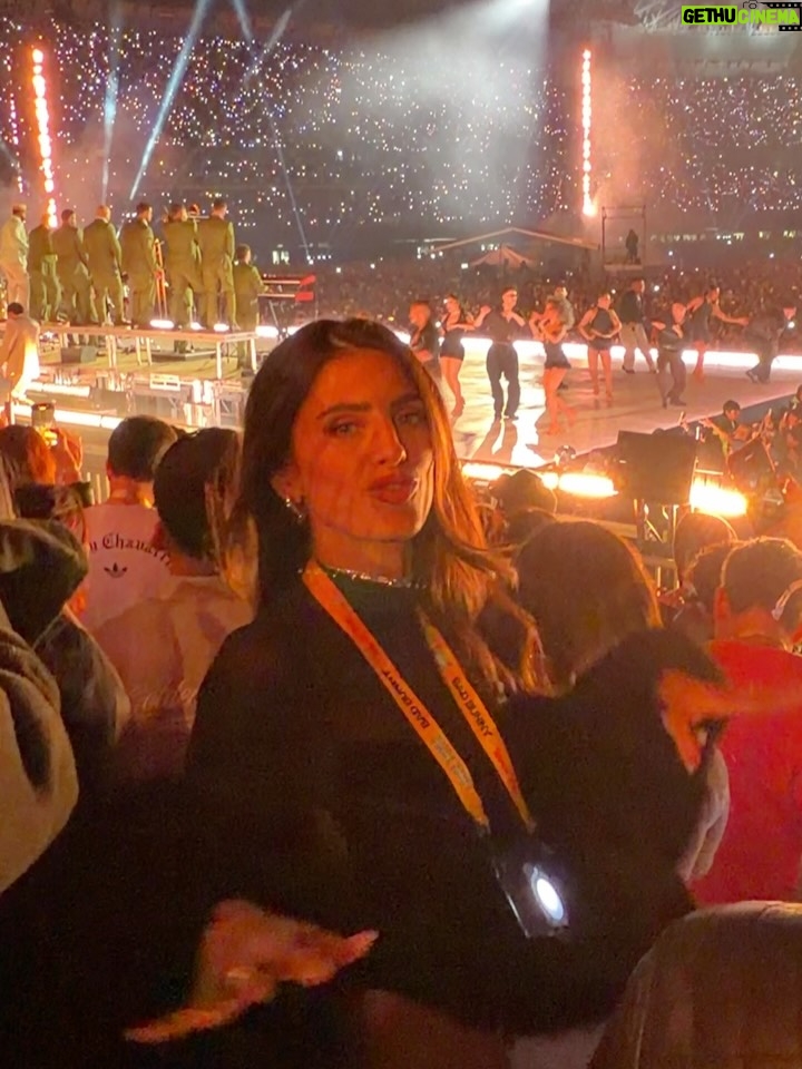 Luciana Sismondi - 3.7K Likes - Sigo sin superar el concierto @badbunnypr 🐰🔥 tan cerca del escenario y con personas que hacen que el recuerdo sea eterno