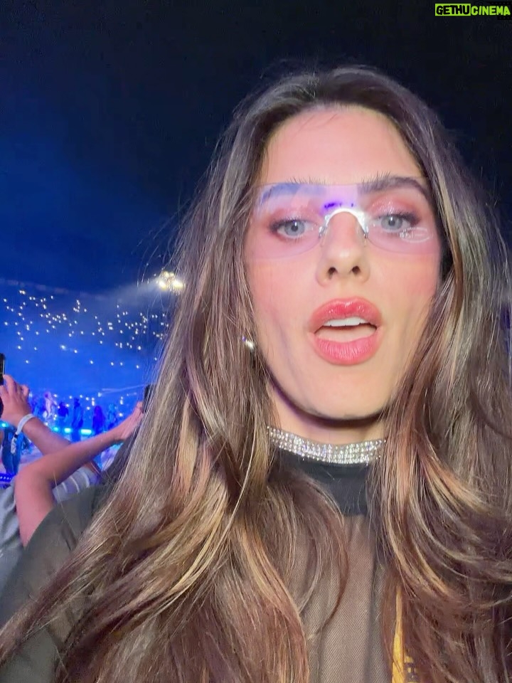 Luciana Sismondi - 3.7K Likes - Sigo sin superar el concierto @badbunnypr 🐰🔥 tan cerca del escenario y con personas que hacen que el recuerdo sea eterno