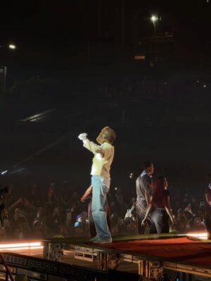Luciana Sismondi Instagram - Sigo sin superar el concierto @badbunnypr 🐰🔥 tan cerca del escenario y con personas que hacen que el recuerdo sea eterno
