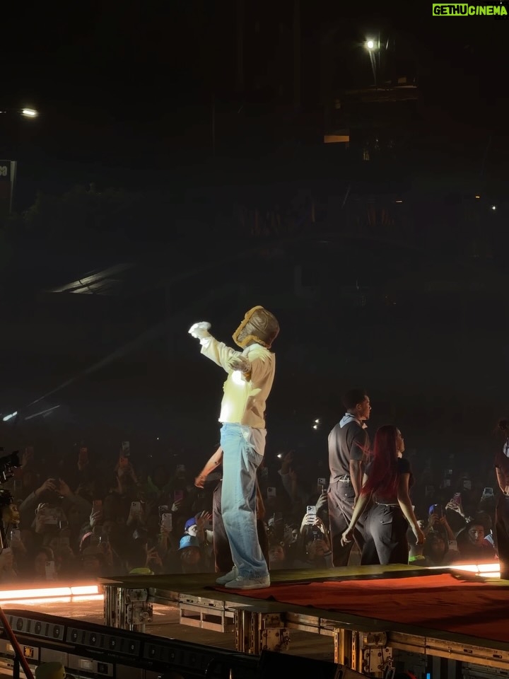 Luciana Sismondi - 3.7K Likes - Sigo sin superar el concierto @badbunnypr 🐰🔥 tan cerca del escenario y con personas que hacen que el recuerdo sea eterno