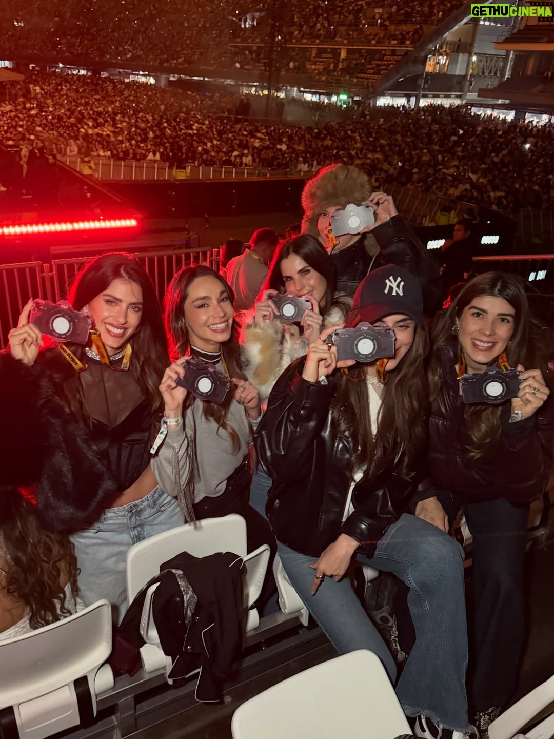 Luciana Sismondi - 3.7K Likes - Sigo sin superar el concierto @badbunnypr 🐰🔥 tan cerca del escenario y con personas que hacen que el recuerdo sea eterno