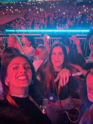 Luciana Sismondi Instagram - Sigo sin superar el concierto @badbunnypr 🐰🔥 tan cerca del escenario y con personas que hacen que el recuerdo sea eterno