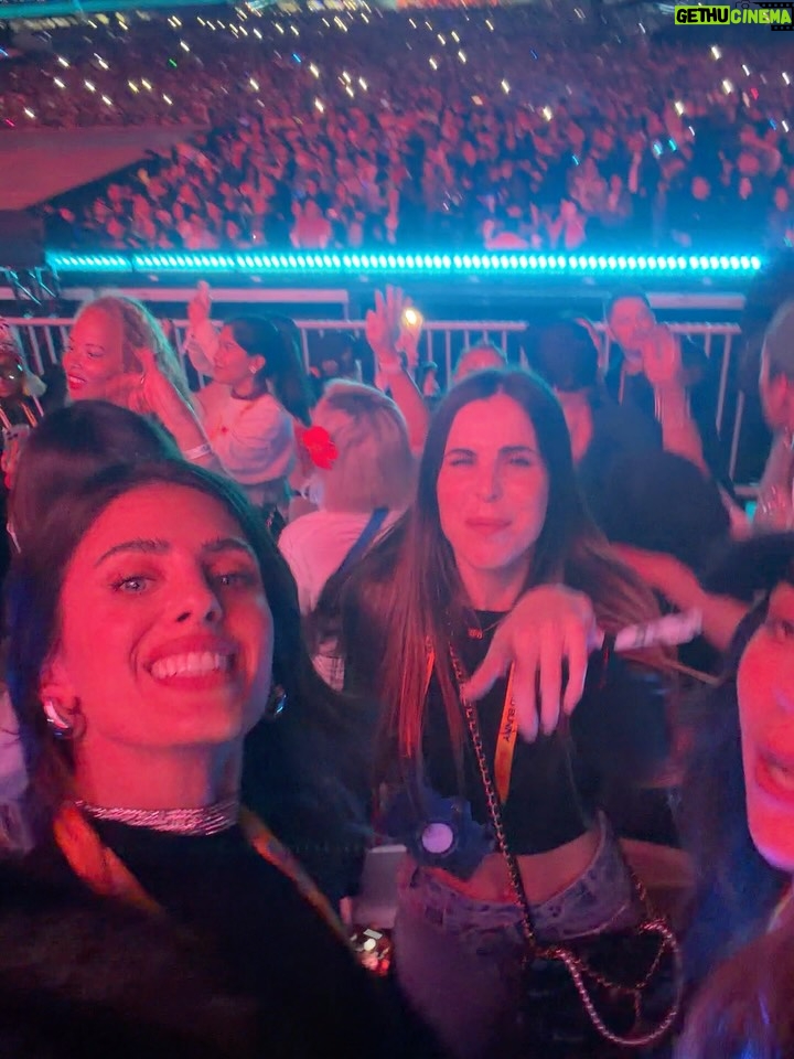 Luciana Sismondi - 3.7K Likes - Sigo sin superar el concierto @badbunnypr 🐰🔥 tan cerca del escenario y con personas que hacen que el recuerdo sea eterno