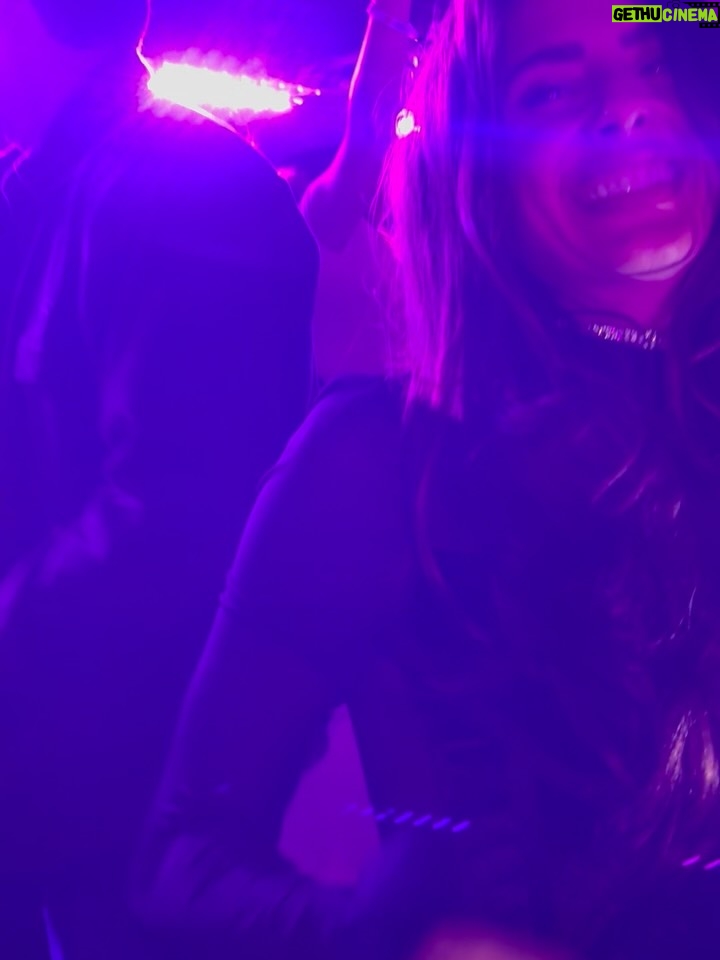 Luciana Sismondi - 3.7K Likes - Sigo sin superar el concierto @badbunnypr 🐰🔥 tan cerca del escenario y con personas que hacen que el recuerdo sea eterno