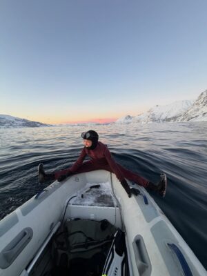 Lucie Rhéaume Instagram - Journal de bord - entrée n°5 - le cœur d’enfant

La plongée a toujours eu une place spéciale dans mon cœur. C’est une activité à laquelle mon père m’a initiée quand j’avais 12 ans et que nous avions l’habitude de faire ensemble. Il a souvent répété qu’il ne savait pas vraiment comment s’y prendre avec des petites filles - lui qui avait grandi avec un frère, élevé ses trois neveux, puis mon frère… et finalement moi. Alors il m’a élevée à sa façon: en me transmettant ce qu’il connaissait, avec souvent peu de patience certes (il fallait comprendre rapidement avec mon père haha) mais sans se douter que ces moments deviendraient les plus précieux de mon enfance.

Il y a toujours eu un feu incessant en moi, un moteur qui tourne trop vite, trop fort et d’une manière que je n’ai jamais réussi à expliquer, être sous l’eau calme ce feu. Le tourbillon dans ma tête se pose, devient léger, devient respirable.

Je pense que c’est pour ça que j’y reviens toujours: parce que c’est là que mon cœur d’enfant survit, quelque part entre deux inspirations lentes. C’est là que je retrouve ce lien invisible avec mon père, avec la petite fille que j’étais. 

Une chose est certaine: la petite Lucie n’aurait jamais cru un jour avoir la chance de côtoyer ces êtres magiques (& intimidants) sous l’eau. What is life.🪄