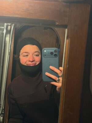 Lucie Rhéaume Instagram - Journal de bord - entrée n°5 - le cœur d’enfant

La plongée a toujours eu une place spéciale dans mon cœur. C’est une activité à laquelle mon père m’a initiée quand j’avais 12 ans et que nous avions l’habitude de faire ensemble. Il a souvent répété qu’il ne savait pas vraiment comment s’y prendre avec des petites filles - lui qui avait grandi avec un frère, élevé ses trois neveux, puis mon frère… et finalement moi. Alors il m’a élevée à sa façon: en me transmettant ce qu’il connaissait, avec souvent peu de patience certes (il fallait comprendre rapidement avec mon père haha) mais sans se douter que ces moments deviendraient les plus précieux de mon enfance.

Il y a toujours eu un feu incessant en moi, un moteur qui tourne trop vite, trop fort et d’une manière que je n’ai jamais réussi à expliquer, être sous l’eau calme ce feu. Le tourbillon dans ma tête se pose, devient léger, devient respirable.

Je pense que c’est pour ça que j’y reviens toujours: parce que c’est là que mon cœur d’enfant survit, quelque part entre deux inspirations lentes. C’est là que je retrouve ce lien invisible avec mon père, avec la petite fille que j’étais. 

Une chose est certaine: la petite Lucie n’aurait jamais cru un jour avoir la chance de côtoyer ces êtres magiques (& intimidants) sous l’eau. What is life.🪄