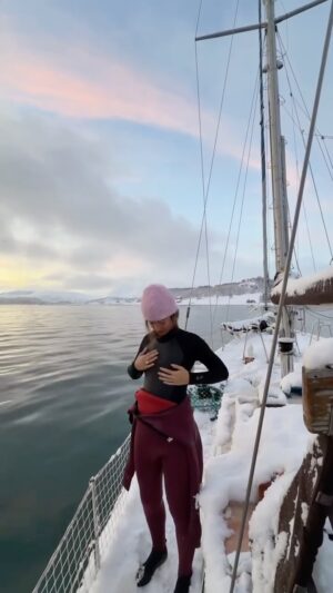 Lucie Rhéaume Instagram - P’tit moment du jour 1 à essayer de ne pas me faire manger en plongeant avec les orques du Cercle Arctique hihihi (jk le plus grand prédateur de l’océan ne s’attaque pas aux humains).🤞🏼