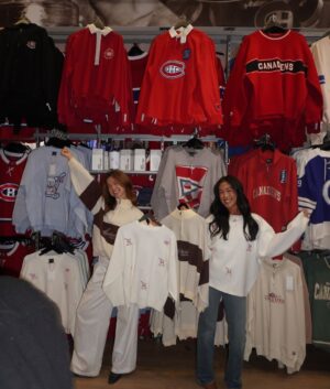 Lucie Rhéaume Instagram - 🥅✨ GIRL CRUSH x CANADIENS DE MONTRÉAL – ÉDITION 2025 | CARREFOUR LAVAL!

Oui, vous avez bien lu… deuxième année consécutive que Girl Crush s’unit aux Canadiens de Montréal et on saute toujours partout comme si on venait de marquer en prolongation 🏒🔥.

Cette collection s’adresse à tous les fans de hockey, prêts à encourager les Canadiens et à porter des pièces qui reflètent leur identité.🤍

Et parce qu’on sait que vous l’attendiez… toute la collection est désormais disponible exclusivement à notre boutique du Carrefour Laval 🥅.

Photos & DA: @ds_sanchez