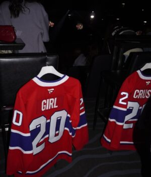 Lucie Rhéaume Instagram - 🥅✨ GIRL CRUSH x CANADIENS DE MONTRÉAL – ÉDITION 2025 | CARREFOUR LAVAL!

Oui, vous avez bien lu… deuxième année consécutive que Girl Crush s’unit aux Canadiens de Montréal et on saute toujours partout comme si on venait de marquer en prolongation 🏒🔥.

Cette collection s’adresse à tous les fans de hockey, prêts à encourager les Canadiens et à porter des pièces qui reflètent leur identité.🤍

Et parce qu’on sait que vous l’attendiez… toute la collection est désormais disponible exclusivement à notre boutique du Carrefour Laval 🥅.

Photos & DA: @ds_sanchez