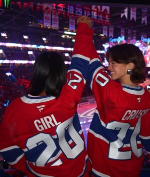 Lucie Rhéaume Instagram - 🥅✨ GIRL CRUSH x CANADIENS DE MONTRÉAL – ÉDITION 2025 | CARREFOUR LAVAL!

Oui, vous avez bien lu… deuxième année consécutive que Girl Crush s’unit aux Canadiens de Montréal et on saute toujours partout comme si on venait de marquer en prolongation 🏒🔥.

Cette collection s’adresse à tous les fans de hockey, prêts à encourager les Canadiens et à porter des pièces qui reflètent leur identité.🤍

Et parce qu’on sait que vous l’attendiez… toute la collection est désormais disponible exclusivement à notre boutique du Carrefour Laval 🥅.

Photos & DA: @ds_sanchez