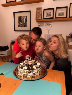 Lucie Šafářová Instagram - Náš Halloweenský oslavenec! 🎃🥳🥳🥳 Všechno nejlepší @tomasplekanec! 🎂 

#jakovíno 😜