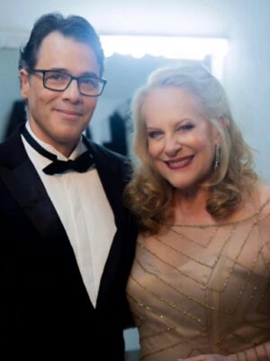 Lucinha Lins Instagram - Ontem vivi uma noite linda, ao lado do meu filho @claudiolins apresentando o espetáculo "Natal Solidário", com a participação de diversos artistas e a excelente @orquestravillalobos sob a regência do maestro @maestroadrianomachado
em prol do Hospital Cruz Verde. 
Foi emocionante ver tanta gente unida pela mesma causa. Se puder, contribua e ajude o @cruzverdeoficial. 💚

Parabéns e obrigada, @fatoproducoes_  @ator_jo.santana @amigosdaartesp e @teatrosergiocardoso

📷: @miguel.arcanjo