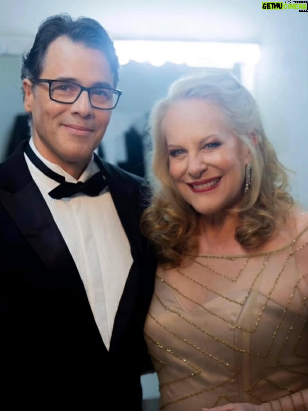 Lucinha Lins - 31.3K Likes - Ontem vivi uma noite linda, ao lado do meu filho @claudiolins apresentando o espetáculo "Natal Solidário", com a participação de diversos artistas e a excelente @orquestravillalobos sob a regência do maestro @maestroadrianomachado
em prol do Hospital Cruz Verde. 
Foi emocionante ver tanta gente unida pela mesma causa. Se puder, contribua e ajude o @cruzverdeoficial. 💚

Parabéns e obrigada, @fatoproducoes_  @ator_jo.santana @amigosdaartesp e @teatrosergiocardoso

📷: @miguel.arcanjo