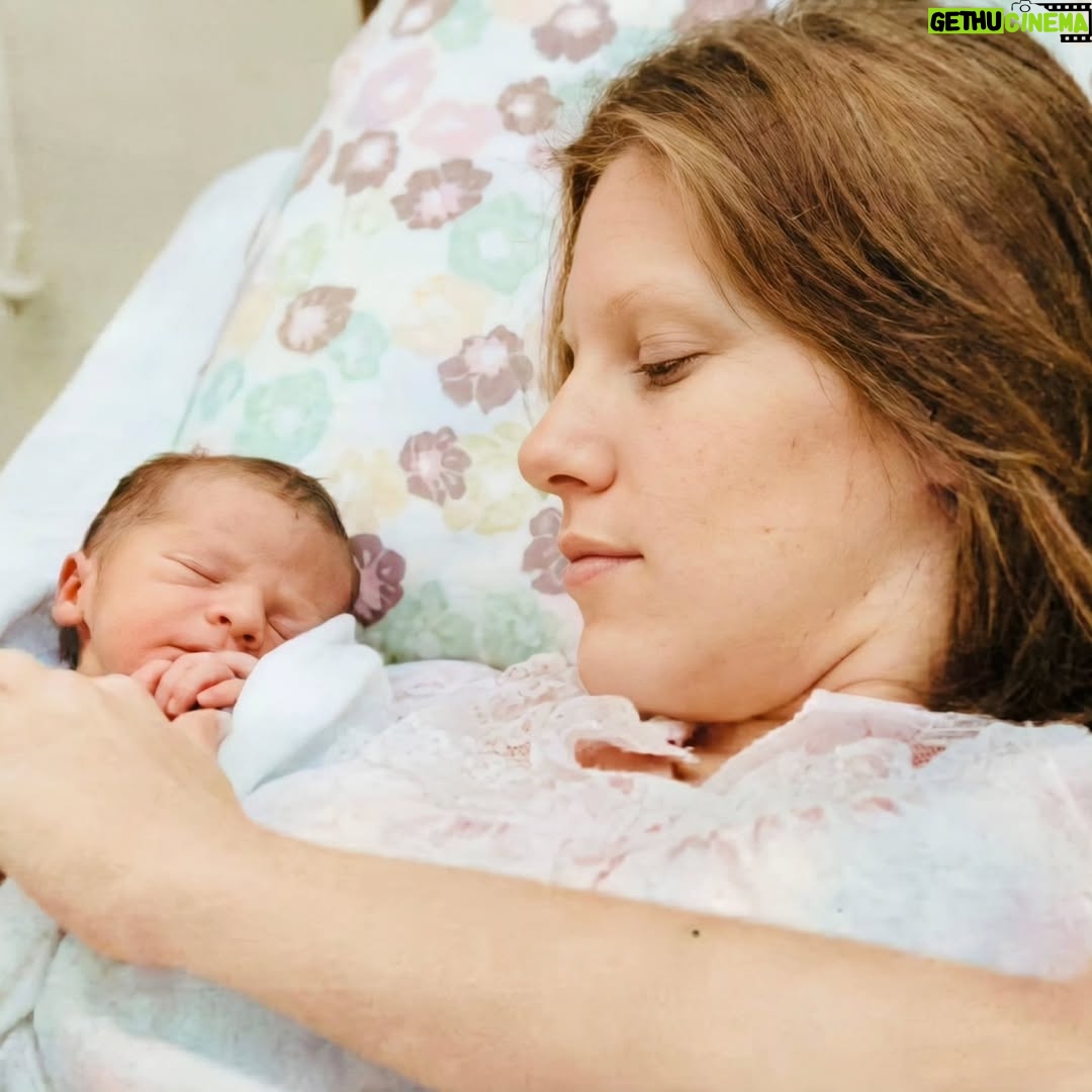 Lucinha Lins - 65.4K Likes - Cláudio nasceu na primavera, numa manhã de sol belíssima. Numa correria danada, estourou a bolsa d'água e eu fui correndo para a maternidade.

O sem-vergonha estava sentado, cesariana de emergência. Só depois de algumas horas, porque naquela época a anestesia era geral, é que eu pude ver pela primeira vez o rostinho lindo do meu filho mais velho.

E lá se vão 53 anos de muitas bênçãos. O orgulho que eu sinto desse meu menino, desse homem que está cada vez mais bonito, mais próspero, um artista cada vez mais especial, é do tamanho do mundo.

Parabéns, meu filho. Te amo por demais. 🩵

@linsclaudio

#FelizAniversário