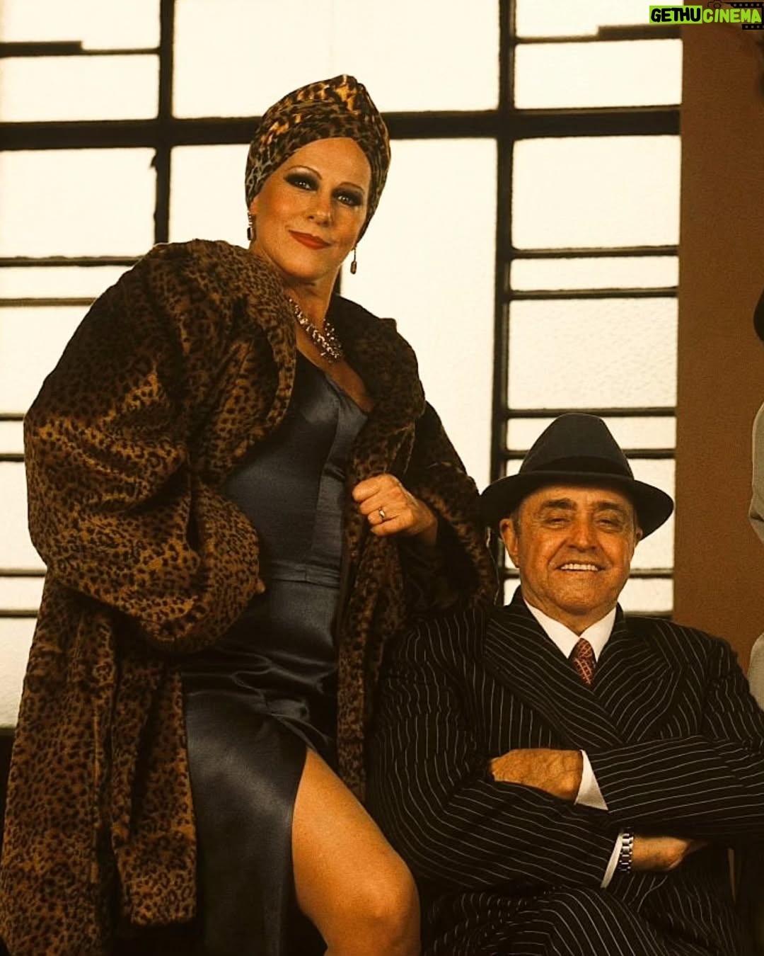 Lucinha Lins - 4.9K Likes - #TBT de hoje é para a montagem de 2003 de Ópera do Malandro, com direção dos queridos @charlesmoeller e @c_botelho.claudio, e texto e músicas do inigualável @chicobuarque.

A construção da minha personagem, Vitória Régia, nasceu de uma inspiração muito próxima: o andar, o ar altivo e bem-humorado tirei de uma querida tia, uma figura marcante em nossa família. Algumas pessoas saíam do teatro sem me reconhecer e se surpreendiam quando percebiam que era eu dando vida à hilária e ambiciosa Vick, como Geni a chamava.

O elenco era uma verdadeira família! Além do meu filhote @claudiolins e do meu maridão @claudiotovar, dividi o palco com os gigantes Mauro Mendonça e @nuno_leal_maia (em Portugal) e os talentosíssimos @sorayaravenle, @alessandramaestrini, Alexandre Schumacher, @sandro.christopher e tantos outros. Entre atores e músicos éramos mais de 30! Nos divertíamos demais, dentro e fora do palco.

O musical foi um sucesso enorme, um verdadeiro fenômeno de público e crítica no Brasil e plateias lotadas em Lisboa e Porto, em Portugal. Esta produção também me trouxe a honra de ser indicada ao Prêmio Shell, além de memórias que levo no coração. 🩵

#ÓperaDoMalandro #VitóriaRégia #TeatroMusical #ChicoBuarque #PrêmioShell