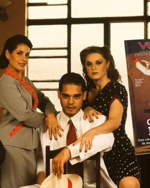 Lucinha Lins Instagram - #TBT de hoje é para a montagem de 2003 de Ópera do Malandro, com direção dos queridos @charlesmoeller e @c_botelho.claudio, e texto e músicas do inigualável @chicobuarque.

A construção da minha personagem, Vitória Régia, nasceu de uma inspiração muito próxima: o andar, o ar altivo e bem-humorado tirei de uma querida tia, uma figura marcante em nossa família. Algumas pessoas saíam do teatro sem me reconhecer e se surpreendiam quando percebiam que era eu dando vida à hilária e ambiciosa Vick, como Geni a chamava.

O elenco era uma verdadeira família! Além do meu filhote @claudiolins e do meu maridão @claudiotovar, dividi o palco com os gigantes Mauro Mendonça e @nuno_leal_maia (em Portugal) e os talentosíssimos @sorayaravenle, @alessandramaestrini, Alexandre Schumacher, @sandro.christopher e tantos outros. Entre atores e músicos éramos mais de 30! Nos divertíamos demais, dentro e fora do palco.

O musical foi um sucesso enorme, um verdadeiro fenômeno de público e crítica no Brasil e plateias lotadas em Lisboa e Porto, em Portugal. Esta produção também me trouxe a honra de ser indicada ao Prêmio Shell, além de memórias que levo no coração. 🩵

#ÓperaDoMalandro #VitóriaRégia #TeatroMusical #ChicoBuarque #PrêmioShell