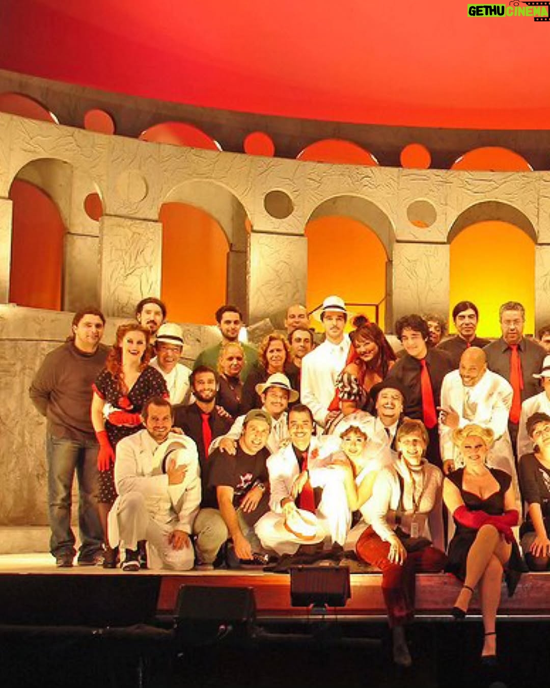 Lucinha Lins - 4.9K Likes - #TBT de hoje é para a montagem de 2003 de Ópera do Malandro, com direção dos queridos @charlesmoeller e @c_botelho.claudio, e texto e músicas do inigualável @chicobuarque.

A construção da minha personagem, Vitória Régia, nasceu de uma inspiração muito próxima: o andar, o ar altivo e bem-humorado tirei de uma querida tia, uma figura marcante em nossa família. Algumas pessoas saíam do teatro sem me reconhecer e se surpreendiam quando percebiam que era eu dando vida à hilária e ambiciosa Vick, como Geni a chamava.

O elenco era uma verdadeira família! Além do meu filhote @claudiolins e do meu maridão @claudiotovar, dividi o palco com os gigantes Mauro Mendonça e @nuno_leal_maia (em Portugal) e os talentosíssimos @sorayaravenle, @alessandramaestrini, Alexandre Schumacher, @sandro.christopher e tantos outros. Entre atores e músicos éramos mais de 30! Nos divertíamos demais, dentro e fora do palco.

O musical foi um sucesso enorme, um verdadeiro fenômeno de público e crítica no Brasil e plateias lotadas em Lisboa e Porto, em Portugal. Esta produção também me trouxe a honra de ser indicada ao Prêmio Shell, além de memórias que levo no coração. 🩵

#ÓperaDoMalandro #VitóriaRégia #TeatroMusical #ChicoBuarque #PrêmioShell