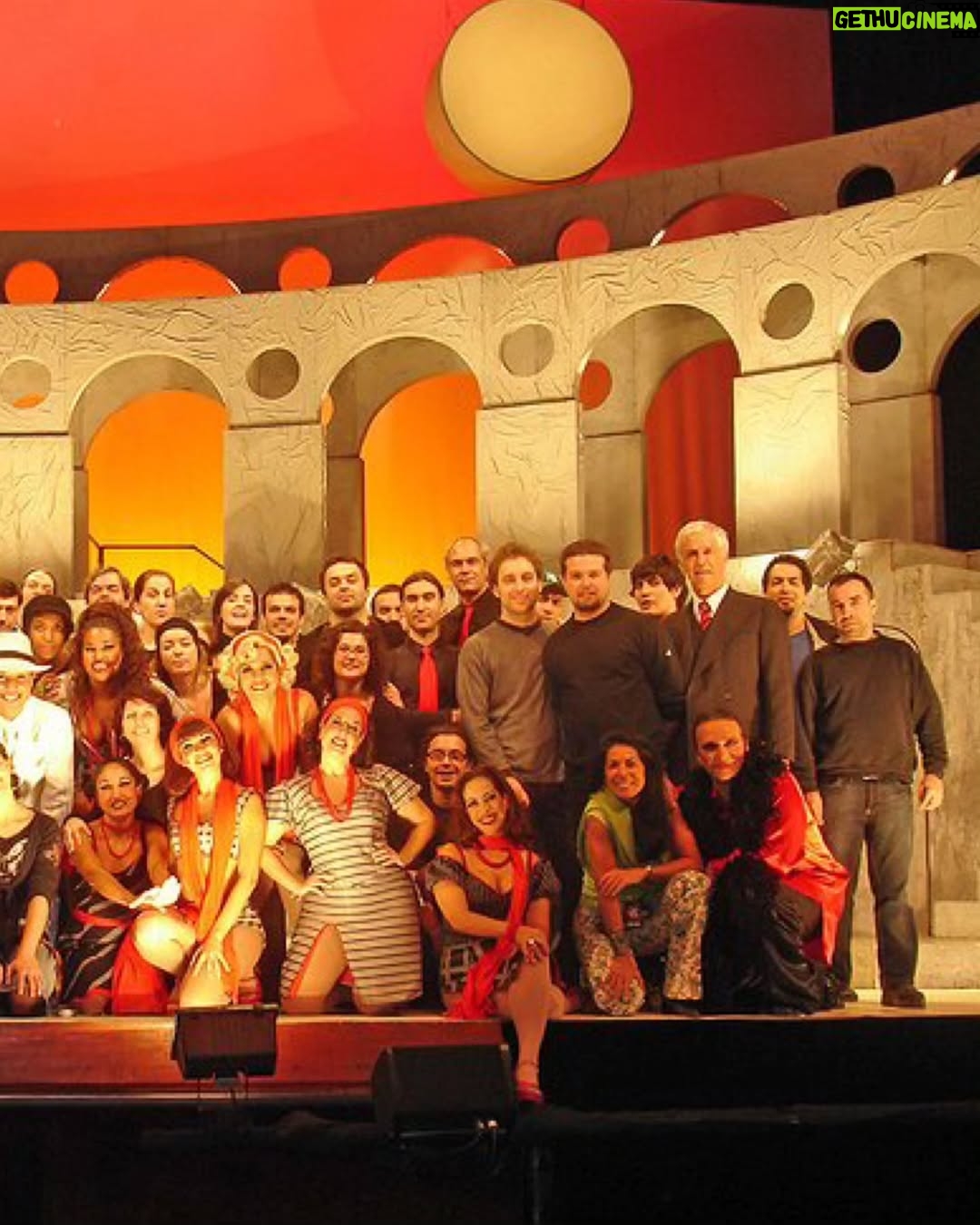 Lucinha Lins - 4.9K Likes - #TBT de hoje é para a montagem de 2003 de Ópera do Malandro, com direção dos queridos @charlesmoeller e @c_botelho.claudio, e texto e músicas do inigualável @chicobuarque.

A construção da minha personagem, Vitória Régia, nasceu de uma inspiração muito próxima: o andar, o ar altivo e bem-humorado tirei de uma querida tia, uma figura marcante em nossa família. Algumas pessoas saíam do teatro sem me reconhecer e se surpreendiam quando percebiam que era eu dando vida à hilária e ambiciosa Vick, como Geni a chamava.

O elenco era uma verdadeira família! Além do meu filhote @claudiolins e do meu maridão @claudiotovar, dividi o palco com os gigantes Mauro Mendonça e @nuno_leal_maia (em Portugal) e os talentosíssimos @sorayaravenle, @alessandramaestrini, Alexandre Schumacher, @sandro.christopher e tantos outros. Entre atores e músicos éramos mais de 30! Nos divertíamos demais, dentro e fora do palco.

O musical foi um sucesso enorme, um verdadeiro fenômeno de público e crítica no Brasil e plateias lotadas em Lisboa e Porto, em Portugal. Esta produção também me trouxe a honra de ser indicada ao Prêmio Shell, além de memórias que levo no coração. 🩵

#ÓperaDoMalandro #VitóriaRégia #TeatroMusical #ChicoBuarque #PrêmioShell
