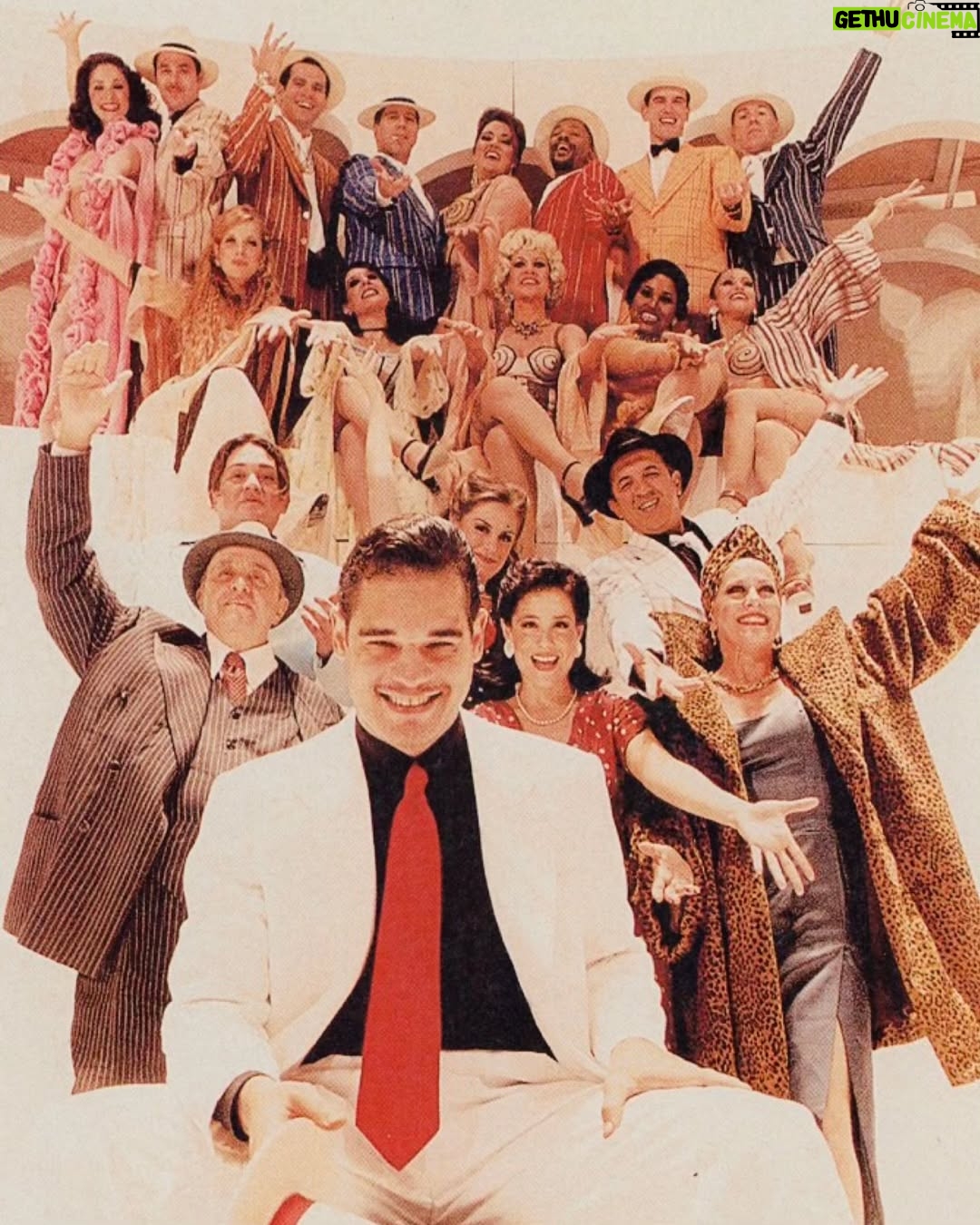 Lucinha Lins - 4.9K Likes - #TBT de hoje é para a montagem de 2003 de Ópera do Malandro, com direção dos queridos @charlesmoeller e @c_botelho.claudio, e texto e músicas do inigualável @chicobuarque.

A construção da minha personagem, Vitória Régia, nasceu de uma inspiração muito próxima: o andar, o ar altivo e bem-humorado tirei de uma querida tia, uma figura marcante em nossa família. Algumas pessoas saíam do teatro sem me reconhecer e se surpreendiam quando percebiam que era eu dando vida à hilária e ambiciosa Vick, como Geni a chamava.

O elenco era uma verdadeira família! Além do meu filhote @claudiolins e do meu maridão @claudiotovar, dividi o palco com os gigantes Mauro Mendonça e @nuno_leal_maia (em Portugal) e os talentosíssimos @sorayaravenle, @alessandramaestrini, Alexandre Schumacher, @sandro.christopher e tantos outros. Entre atores e músicos éramos mais de 30! Nos divertíamos demais, dentro e fora do palco.

O musical foi um sucesso enorme, um verdadeiro fenômeno de público e crítica no Brasil e plateias lotadas em Lisboa e Porto, em Portugal. Esta produção também me trouxe a honra de ser indicada ao Prêmio Shell, além de memórias que levo no coração. 🩵

#ÓperaDoMalandro #VitóriaRégia #TeatroMusical #ChicoBuarque #PrêmioShell