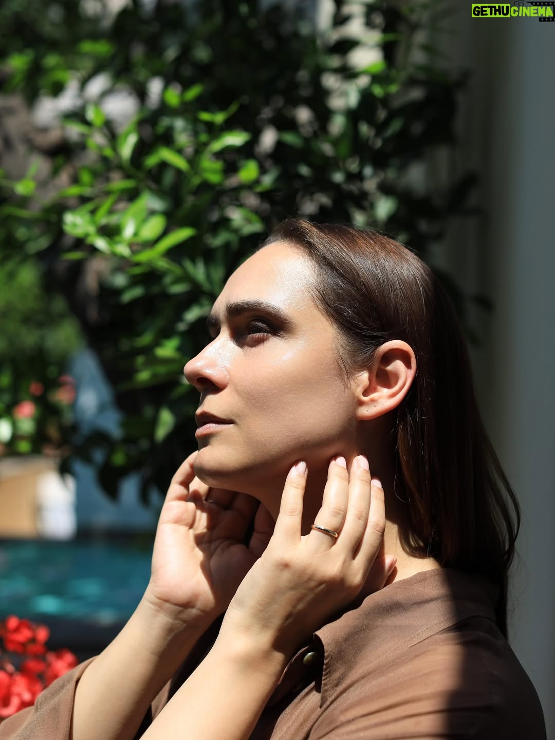 Lucrezia Guidone - 1.4K Likes - Summer begins with light. 
In Positano it’s golden, shifting, and endlessly alive.

To welcome it fully, I travel with the lightness and protection of my @laprairie Summer Essentials.
A ritual that flows through long, sun drenched days. 🤍

#SummerEssentials #SkinCaviar #ad