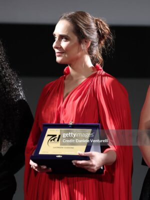 Lucrezia Guidone Instagram - Grazie @taorminafilmfestofficial e alla direttrice artistica @tizianarocca ♥️ È stata un’emozione immensa e un grande privilegio condividere questo riconoscimento con un gruppo di donne tanto straordinarie.
Porto con me un mare di gratitudine e ispirazione.
@giannichiffi @upgradeartist 🤍
Dress @lanvin
Shoes @gianvitorossi
@valeriakmarchetti 🫶🏻
Hair @domenicaricciardi
#TaorminaFilmFest #LucreziaGuidone #WomenInCinema #Taormina71