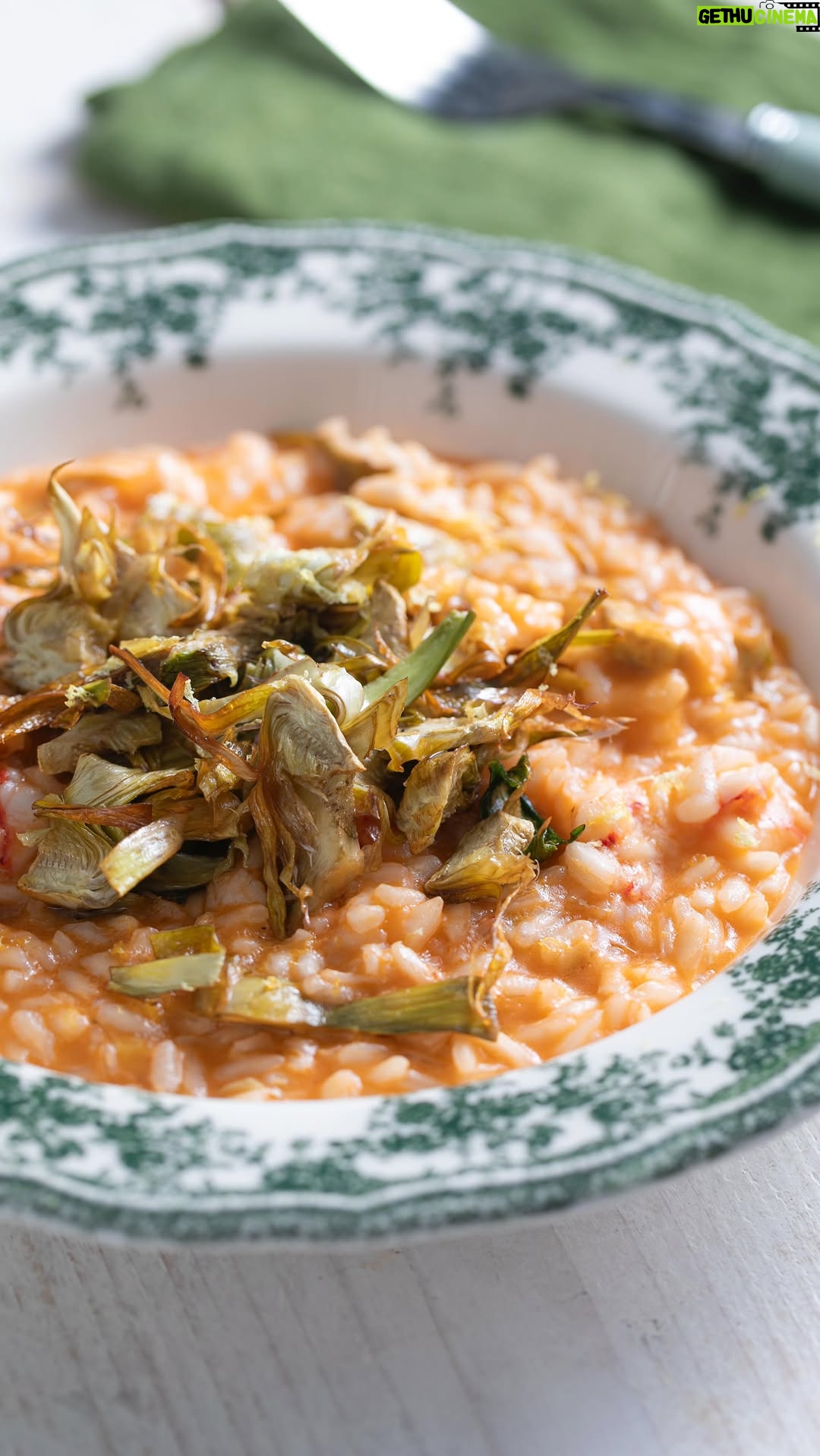 Ludovica Gargari - 3.4K Likes - Elegante, gustoso, ricco di gusto...😋 Questo risotto con gamberi e carciofi con bisque veloce di @lulugargari , nostra resident chef creator è spettacolare!😍❤ @giallozafferano

Ingredienti:
Riso Carnaroli 320 g
Gamberi rossi (da pulire) 1 kg
Concentrato di pomodoro 40 g
Brodo vegetale 500 g
Vino bianco secco 100 g
Burro 40 g
Parmigiano Reggiano DOP 40 g
Scorza di limone q.b.
Acqua 60 g

Per i carciofi:
Carciofi (da pulire) 4
Olio extravergine d’oliva 80 g
Sale fino q.b.
Pepe nero q.b.

Per mantecare:
Burro freddo 40 g
Parmigiano Reggiano DOP 40 g

Tostate il riso in una casseruola ben calda, a secco, finché i chicchi risultano lucidi. Sfumate con il vino bianco e lasciate evaporare, quindi portate a cottura aggiungendo poco alla volta il brodo vegetale (o acqua calda). Preparate la bisque veloce: sgusciate i gamberi e tenete da parte polpa, carapaci e teste. In una padella fate tostare carapaci e teste con un filo d’olio, sfumate con il vino bianco e lasciate evaporare. Unite il concentrato di pomodoro, aggiungete un po’ d’acqua (60 g) e fate cuocere per circa 5 minuti. Filtrate il fondo ottenuto e aggiungetelo al riso in cottura. Pulite i carciofi, affettateli finemente e saltateli in padella con olio extravergine d’oliva fino a renderli dorati e croccanti. Uniteli al risotto insieme ai gamberi tagliati a pezzetti. Mantecate a fuoco spento con burro e Parmigiano, regolate di sale e pepe e mescolate bene. Impiattate completando con una grattugiata di scorza di limone.

#giallozafferano #gz #risotto #carciofi #gamberi